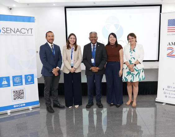 ML | Autoridades durante el encuentro.