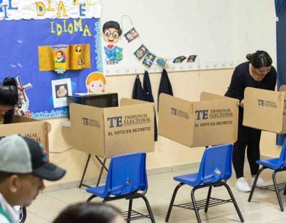 ML | Personas ejerciendo su derecho al voto en las elecciones generales de Panamá del año 2024.