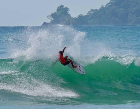 Asociación de Surf recolecta víveres para deportistas afectados