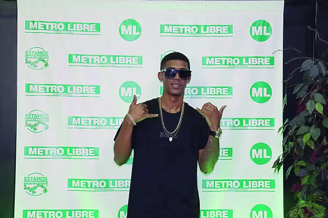 L.Gil | El artista urbano Alberto Niles, ‘TOT’, en Metro Libre.