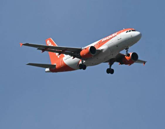 AFP | Un avión de pasajeros Airbus A319-111 operado por EasyJet se prepara para aterrizar en el aeropuerto John Lennon de Liverpool.