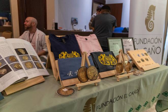 Cortesía | Libros de investigación arqueológica, camisetas y réplicas / monedas de oro de la colección.