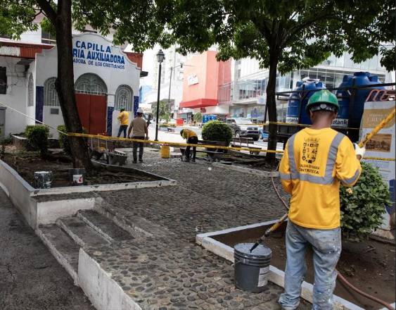 Cortesía | Personal del Municipio de Panamá pintando un parque en el corregimiento de Calidonia.