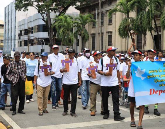 Arquidiócesis de Panamá | Personas participando del Viacrucis.