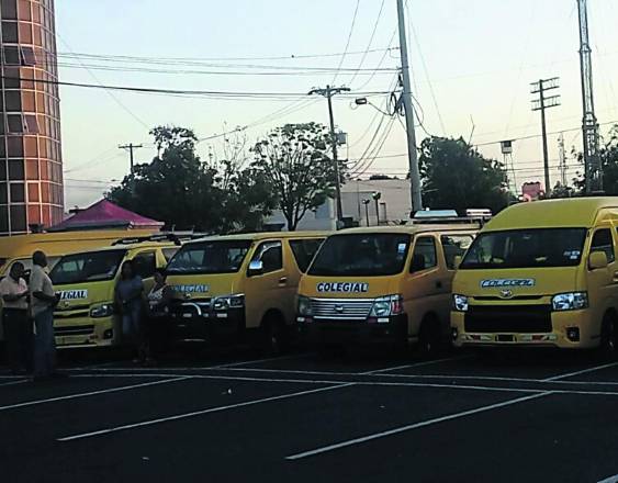 ML | Busitos colegiales estacionados en las afueras de la Arena Roberto Durán.