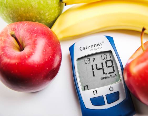 Pixabay | Un medidor de glucosa con diversas frutas alrededor.