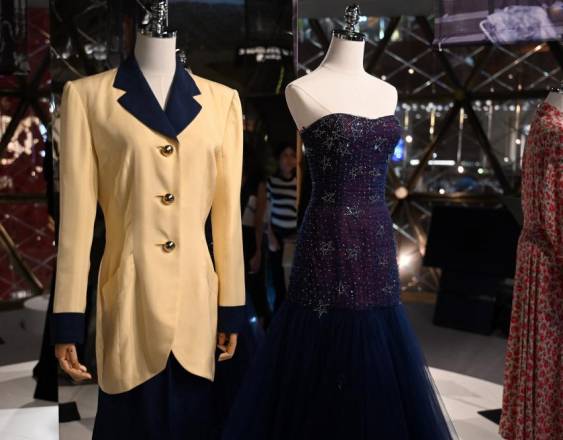 AFP | Muestra de trajes que alguna vez usó la princesa Diana.
