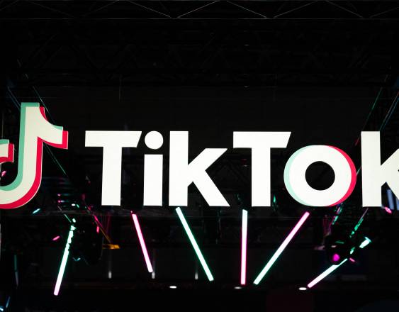 El logotipo de TikTok aparece en el stand de la compañía durante el Tokyo Game Show.