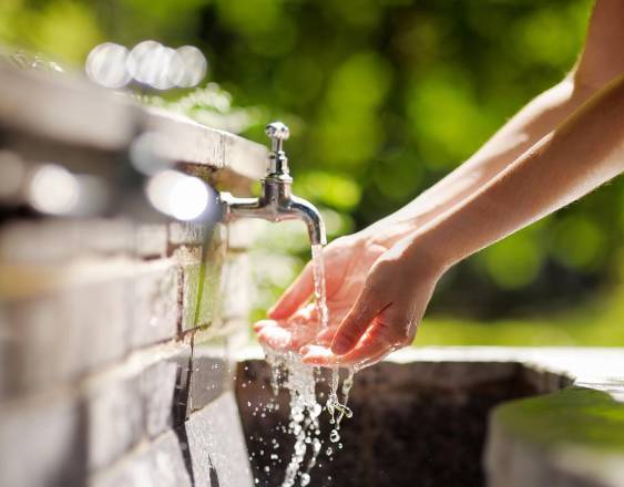 ML | Agua que sale de un grifo.