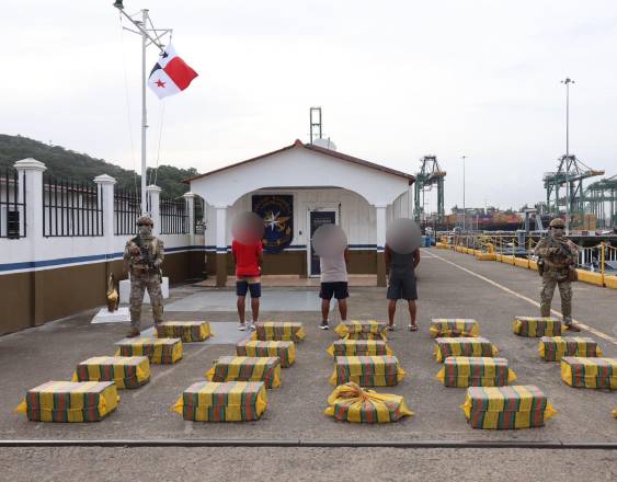 El SENAN decomisa embarcación que transportaba 571 paquetes de presunta droga en aguas del Archipiélago de las Perlas