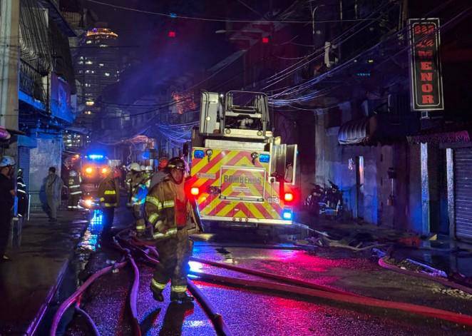 Controlan incendio en el Casco Antiguo; continúan las labores de liquidación