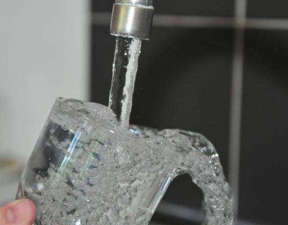 ML | Agua saliendo del grifo.