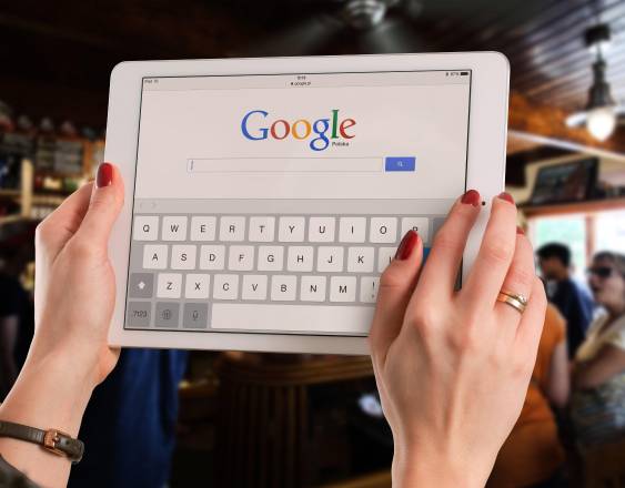 Pixabay | Ua tablet con la aplicación Google.