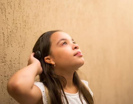 Cortesía | Una niña con un implante coclear.