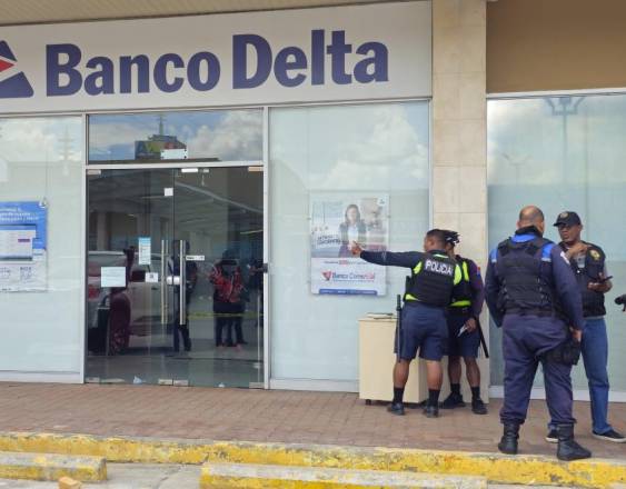 ML | Miembros de la Policía Nacional llegaron al banco de la localidad. Foto: @247NoticiasPma