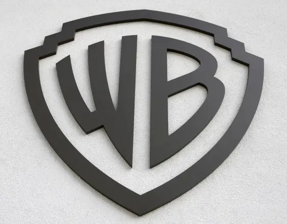 El logotipo de Warner Bros. se exhibe en el Warner Bros.