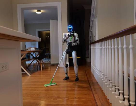 Gatsby | Un robot humanoide limpia el piso en una residencia.