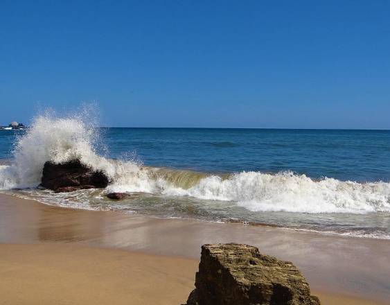 PIXABAY | Olas en una playa.