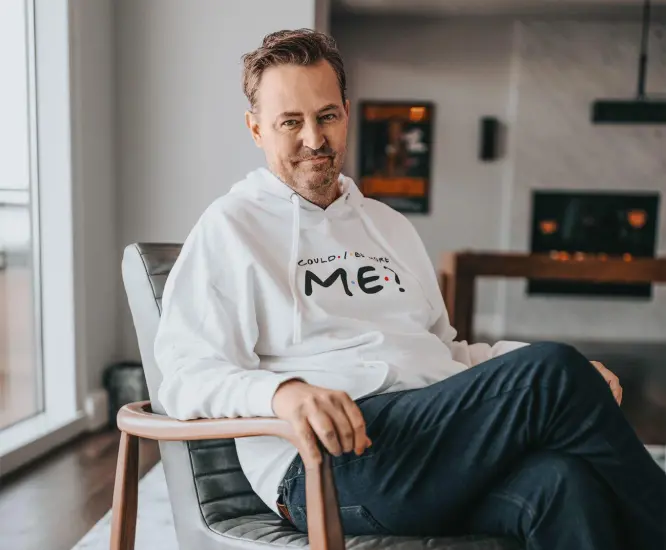Abre subasta benéfica en EEUU con artículos personales de Matthew Perry