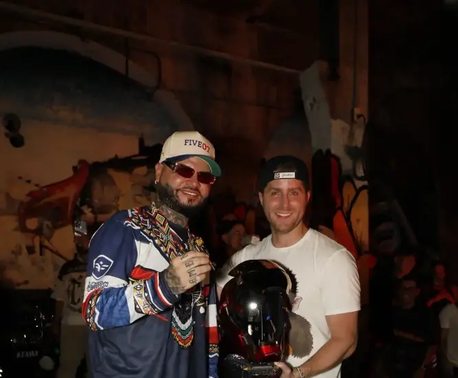 El alcalde Mayer Mizrachi entrega Llave de la Ciudad al artista Farruko