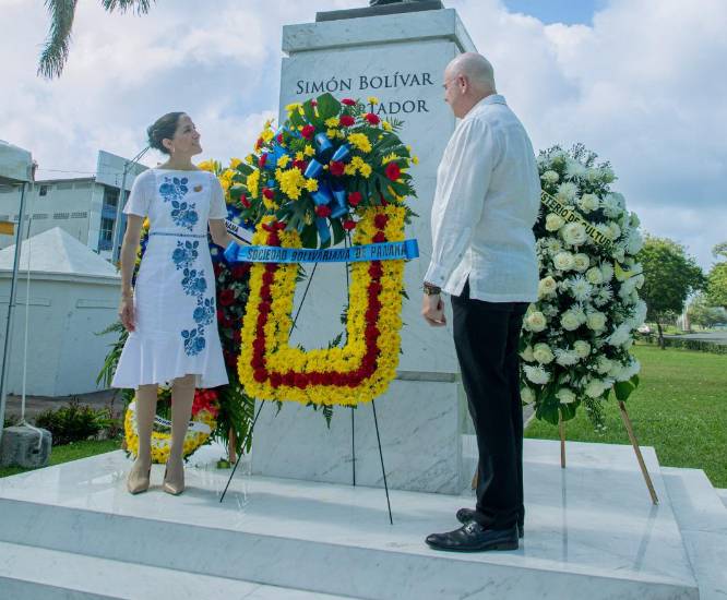 Recuperan monumento a Simón Bolívar en Colón