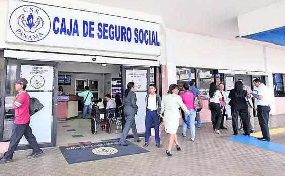 Cortesía | Personas entrando a un hospital de la Caja del Seguro Social.