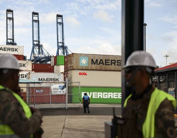 AFP | Trabajadores en el puerto de Balboa.
