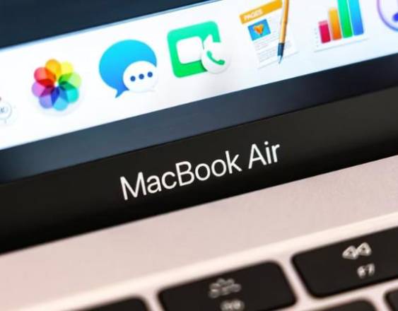 Archivo - Foto del logo de MacBook Air.