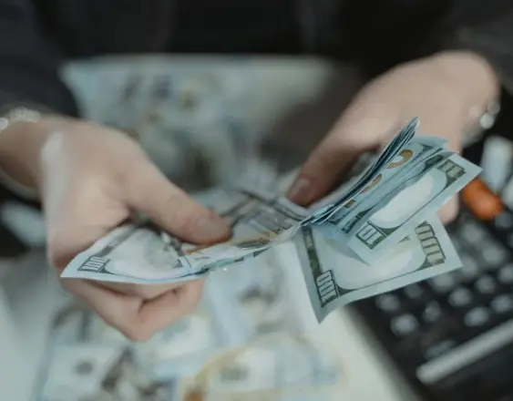 PEXELS | Una persona cuenta dinero.