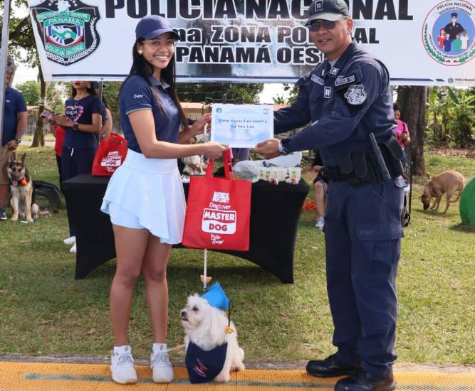 Canes y sus guías se gradúan en curso dictado por la Policía