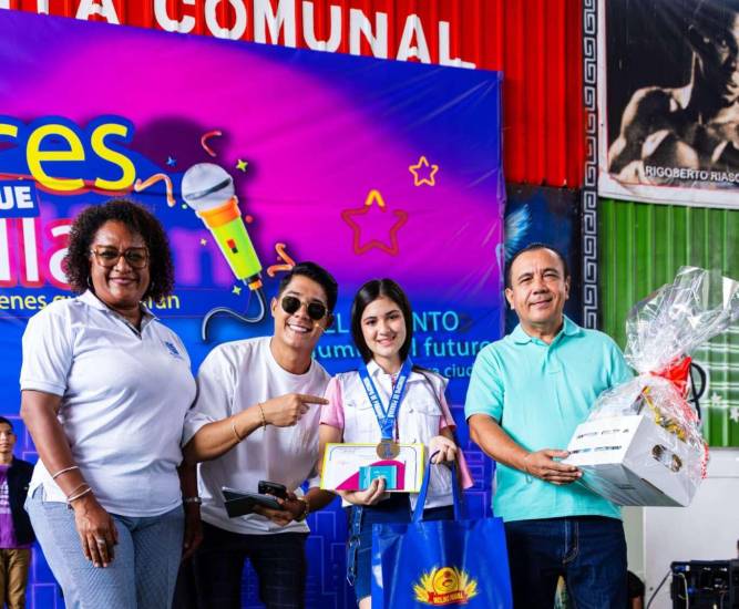 Emoción y talento juvenil se apoderan de “Voces que Brillan” en la 24 de Diciembre