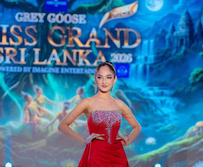 Concursante de certamen de belleza es multada en Sri Lanka por bailar con una pitón