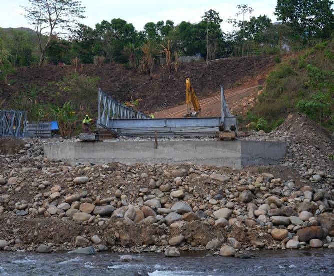 Avanza construcción de puentes zarzo en la comarca Ngäbe Buglé para accesos seguros
