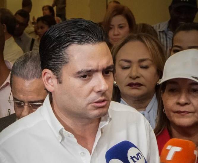 Presidenciales opinan sobre contrato minero