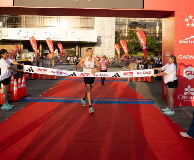 Cortesía | El panameño Daniel González ganador de los 42 Km de la Panama City Marathon 2026.