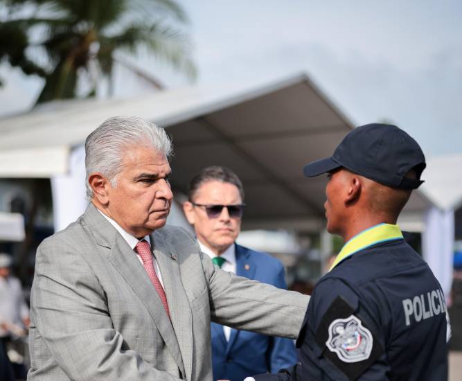 José Raúl Mulino, felicita a la fuerza policial