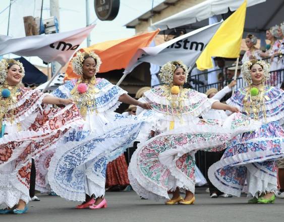 Las Tablas volvió a vestirse de tradición con el Desfile de las Mil Polleras