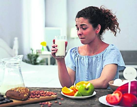 Freepik | Persona intolerante a muchos alimentos como la leche.