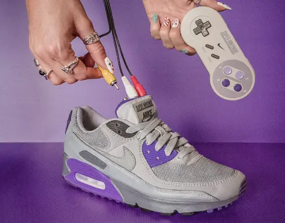 Jugar a Super Mario World desde una zapatilla Nike convertida en la videoconsola SNES