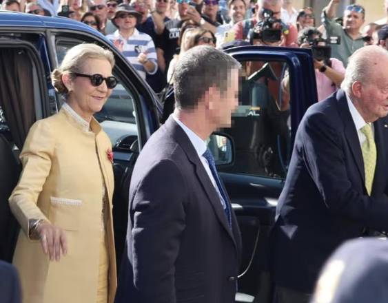Don Juan Carlos llega a La Maestranza acompañado de la infanta Elena