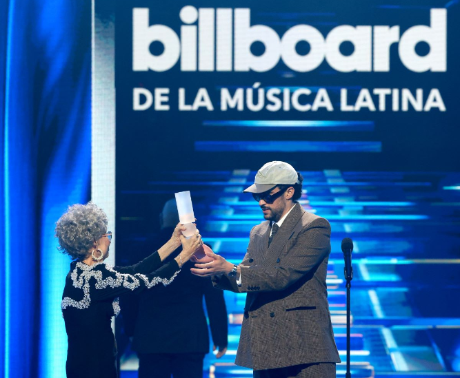 Bad Bunny arrasó con los premios Billboard Latinos