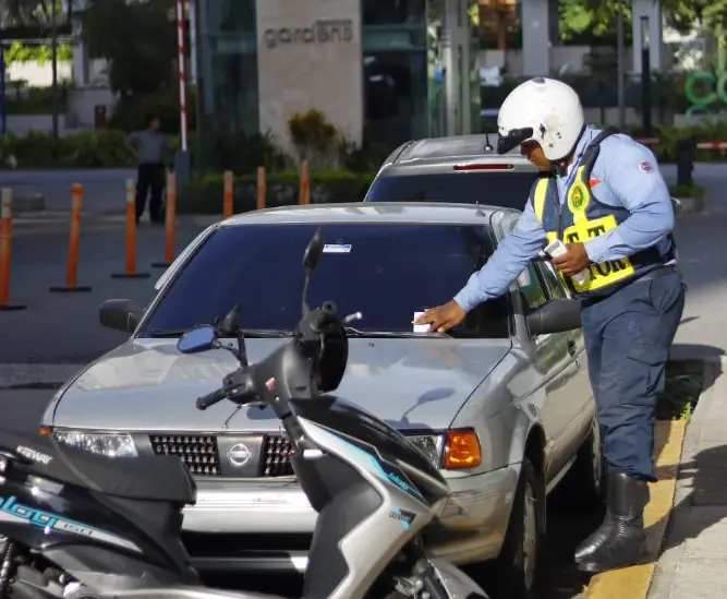 ATTT coloca 134 multas por obstruir el libre tránsito