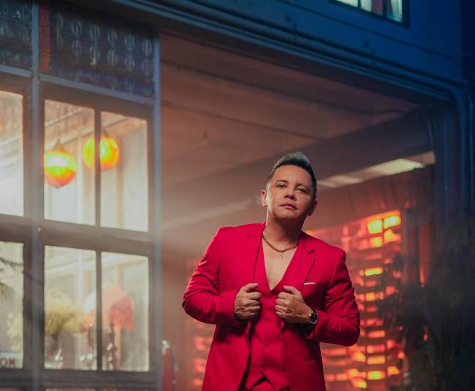 Richard González conquista con su “Salsa Peluche”