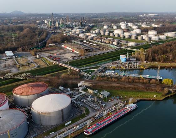 Esta vista aérea muestra el depósito de combustible de Aral en las refinerías de petróleo Ruhr Oel de BP Gelsenkirchen GmbH en Gelsenkirchen, al oeste de Alemania.