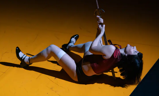 Artista brasileña Carolina Bianchi encara la violencia masculina en “The Brotherhood”