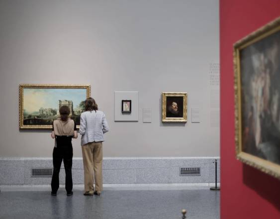Europa Press | Dos personas observan varias de las obras que forma parte de la exposición ‘Cuarenta años de amistad. Donaciones de la Fundación Amigos del Museo del Prado’.