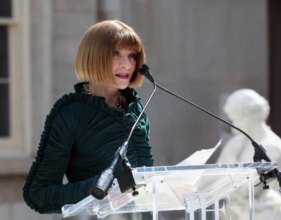 AFP | Anna Wintour, Directora Global de Contenidos y Directora Artística de Condé Nast, interviene durante la presentación a la prensa de la Gala Met 2026.