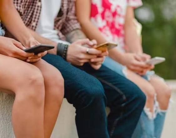Usuarios menores utilizando redes sociales.
