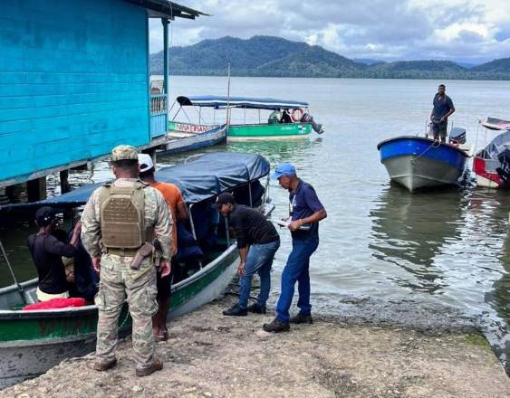 Cortesía | Personal de la AMP inspeccionando lanchas.