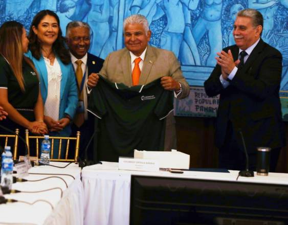 ML | Autoridades durante la instalación de la junta.